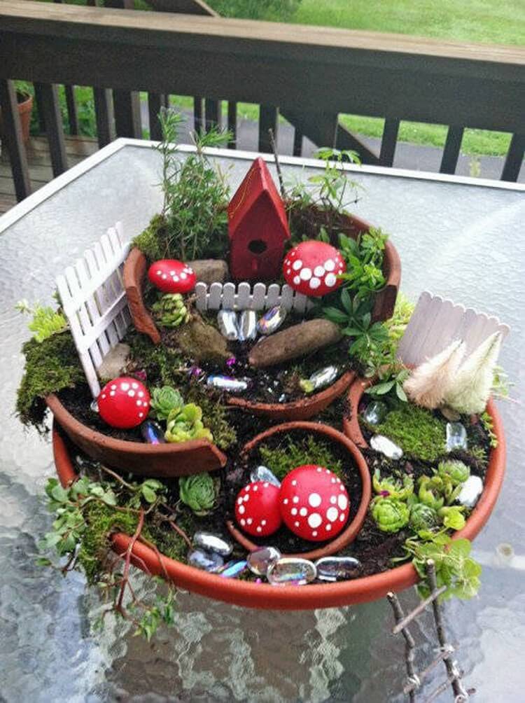 Сделайте миниатюрный садовый пейзаж в разбитом горшке с растением