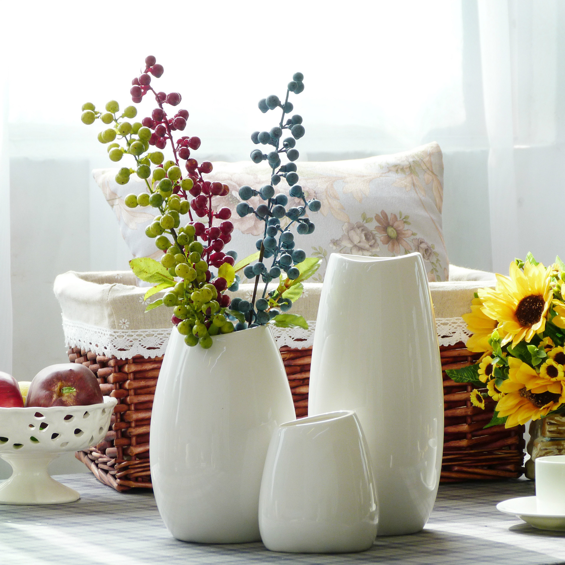 Напольные вазы в интерьере, обзор форм, стилей и материалов, как выбрать место в комнате и чем наполнить - 40 фото